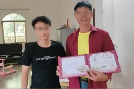 高考生伪造清华大学录取通知书 互联网“定制证书”为何这么火图片