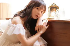 白色睡裙清纯美女图片图片