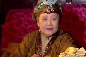 宝钗点两出戏讨好贾母，贾母却当众说闹得头疼！黛玉都忍不住提醒图片