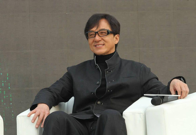 曾有人问成龙身价多少？他笑而不语：“一定没马云多，但也不少”