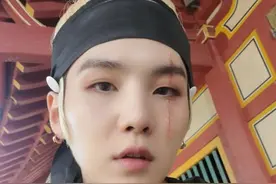 防弹少年团SUGA晒自拍，疤痕造型惹眼图片