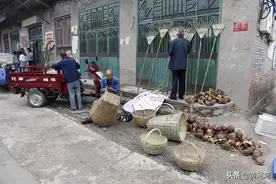 晋南农村，7旬老人集市上现场修理背篓，手艺精湛引围观图片