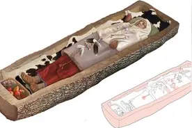 躺在树干里的“睡美人”，穿羊皮大衣戴青铜项链，2200年前贵夫人图片