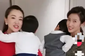 央视姐妹花同框晒娃，月亮姐姐嫁豪门似少女，春妮二婚41岁生子图片