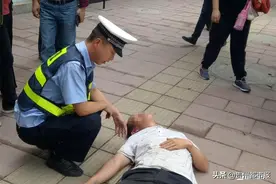三天不吃不喝，四川一男子饿晕在赤水荷花池边图片