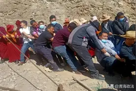 【教育整顿·青海进行时】惊险！货车滑落山崖，警民合力紧急救助……图片