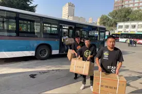 换好新工装 守好文明岗图片