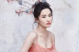 33岁的刘亦菲，走到今天该怪谁呢？成于干爹败于自己图片