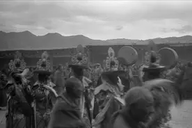 珍惜老照片：1932年藏传佛教喇嘛跳大神：神秘威严，虎虎生风图片