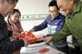 陕西男子为患病儿子5年花20万：“现在医院不给治了”图片