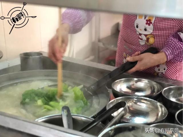 他们每天只做好一种云吞一碗面,深受寮步人的喜爱