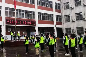 雨天升国旗迎国庆是一种什么滋味？图片
