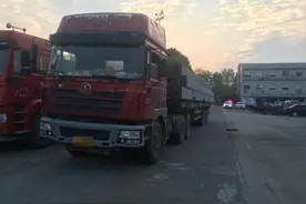 【关注】超载300% ，“百吨王”货车凌晨被查获！图片