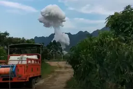 一声闷响！窗玻璃花盆镜框都被震落，存放热膨胀剂出租房爆炸殃及汽修店1死3伤图片