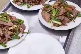 500元一桌的山东农村婚宴火了！20个菜4个汤，全是硬菜！网友回忆：那个肘子别提了…图片