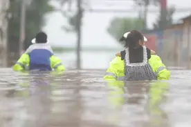 消防员抱起被救婴儿！洪水火场都不怕，此刻竟然有些手抖，网友：孩子抱着孩子……图片