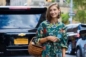 夏天建议多穿“印花长裙”，浪漫迷人，搭配对上衣更出众！图片