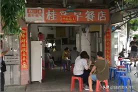 广东美女在老小区卖肠粉，4元1盘火了20年，附近居民拖家带口来吃图片