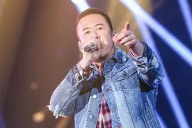 杨坤生活滋润，约会美女、左拥右抱，年近半百仍是单身图片