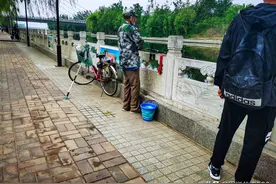 百变“神器”塑料桶现身北方水城，这次提桶主角换了，不是农民工图片