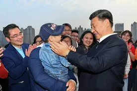 习近平和少年儿童的温暖瞬间图片