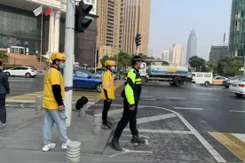 外卖小哥上路督导 骑手头盔佩戴率大幅提升图片