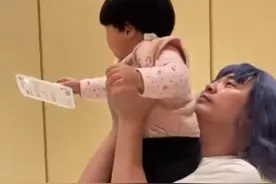 陈赫戴假发吓坏小女儿，曝豪宅内景大到能骑车，小女儿长相太意外图片
