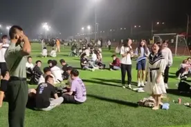 河北退役男友向女友报到，右手敬礼，左手牵你图片