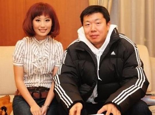 他29岁的二婚妻子周蕾,脸蛋可爱而且身材姣好