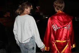 贾斯汀·比伯晒甜蜜牵手照，留言板挑逗妻子，却被海莉一句话怼回图片