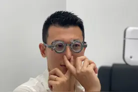朱珠孕晚期陪老公配眼镜，坐一旁看王昀佳耍帅自拍，表情超有爱图片