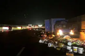 广西高速路上前车行驶中突发爆胎 后车疏于观察导致追尾图片