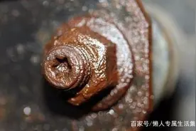生锈螺丝不要用蛮力去拧，老师傅教我一招，轻松拧下不费力图片