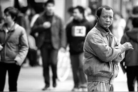 因转制下岗工人，当年补偿3万多，后来慢慢花完，没钱买社保迷茫图片