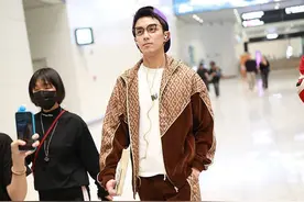 吴磊反戴紫色棒球帽亮眼吸睛很帅气，脸上架眼镜文艺感十足图片