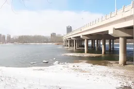 实拍：烟台一座夹河大桥的雪后风光，在宫家岛附近视频封面