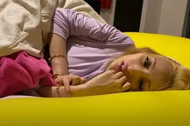 29岁女星家中直播生子！画浓妆上阵不忘摆拍，努力16小时终抱娃图片