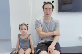 父爱如山！奥运冠军秦凯与女儿扎同款小揪揪出镜，一脸的生无可恋图片