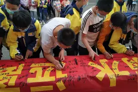 男生毕业多年后举报中学老师猥亵，同样经历同学出来作证，目前警方已介入调查图片