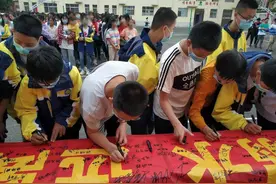 男生毕业多年后举报中学老师猥亵，同样经历同学出来作证，目前警方已介入调查图片