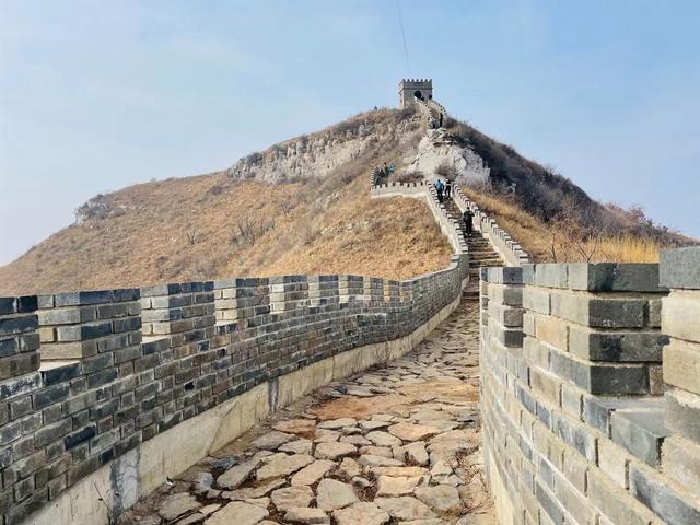 郑州驴友徒步经典户外线路，万丈梯刀背山穿越小长城黄金大草原