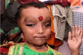 印度7岁男孩普兰舒：酷似象头神，受众人参拜，哪怕亲爹都要下跪图片