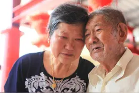 102岁抗日老兵离家时女儿2岁，70年后再见女儿不敢相信父亲还活着图片