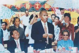 中国农民早年被骗出国，多年后儿子成国家总理，访问中国回乡祭祖图片