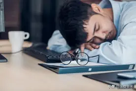 天天犯困是生病了吗？医生提醒：发现类似情况，要警惕6种疾病图片