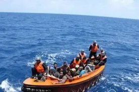 2艘越南渔船拒绝盘查，无视警告加速冲向马方执法船，渔民当场被击毙图片