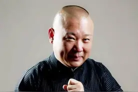 郭德纲：生活就是让别人笑笑，然后再笑笑别人图片