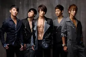 他3岁时被抛弃，养父家8个姐姐待他如亲弟，走红后父母却来相认图片