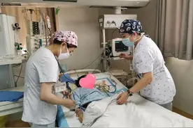 3年前被母亲打断小腿，如今又被父亲打进ICU，女孩做错了什么？图片