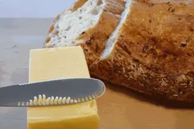 首个儿童零食标准出炉！6类被国家“拉黑”的零食，别再给孩子吃图片